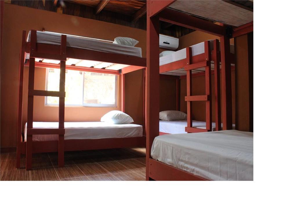 Coral Reef Surf Hostel And Camp ตามารินโด ห้อง รูปภาพ